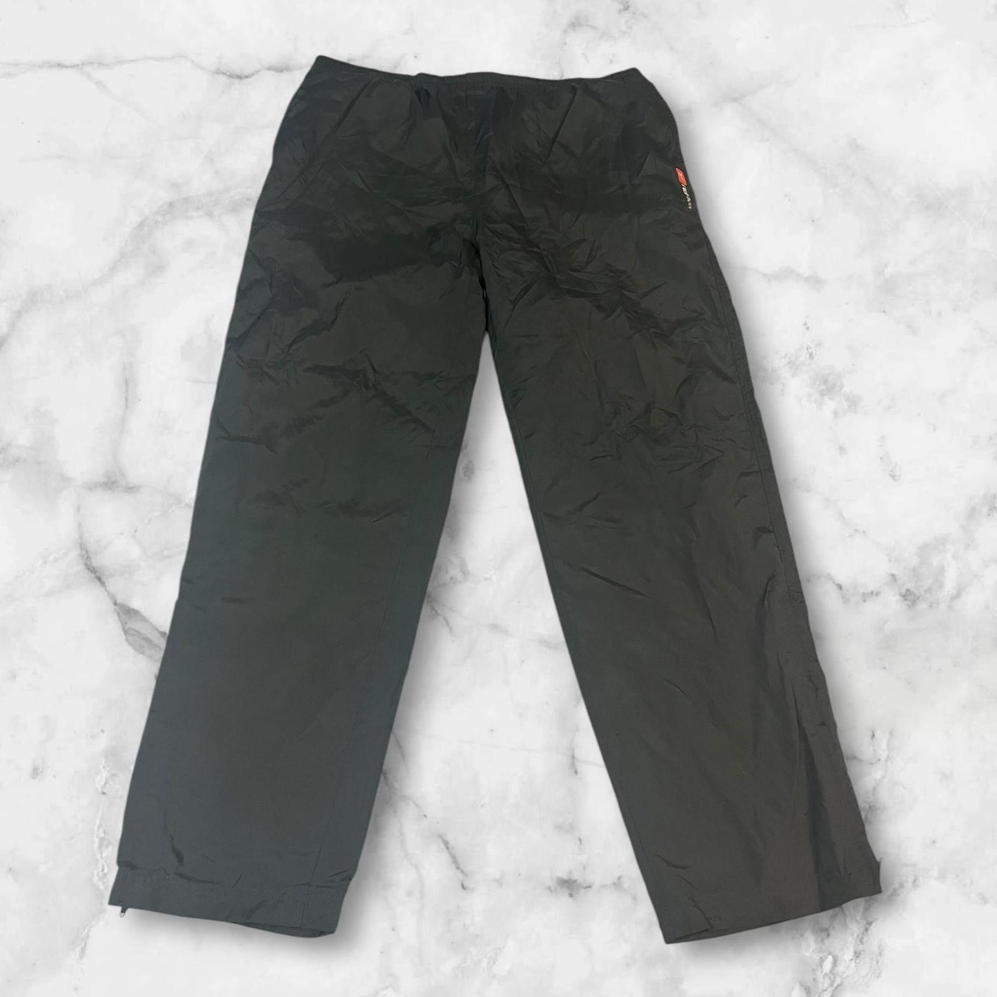 Entdecke unsere Vintage Track Pants von Nike und anderen Marken, erhältlich bei Valuxery.de - Dein Shop für trendige Vintage - Kleidung. Unsere Track Pants sind aus hochwertigen Materialien und