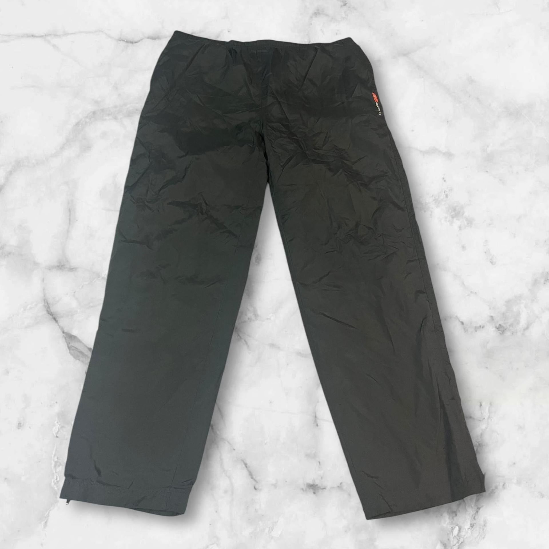 Entdecke unsere Vintage Track Pants von Nike und anderen Marken, erhältlich bei Valuxery.de - Dein Shop für trendige Vintage - Kleidung. Unsere Track Pants sind aus hochwertigen Materialien und