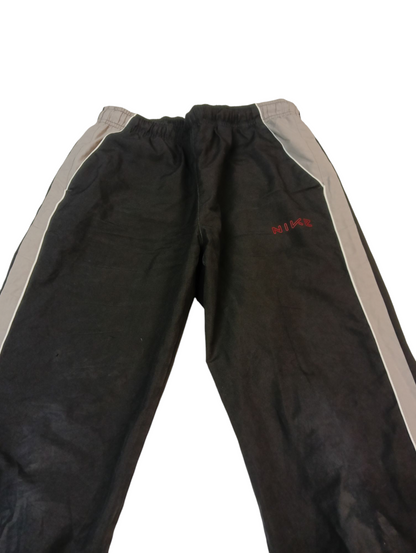 Entdecke unsere Vintage Track Pants von Nike und anderen Marken, erhältlich bei Valuxery.de - Dein Shop für trendige Vintage - Kleidung. Unsere Track Pants sind aus hochwertigen Materialien und