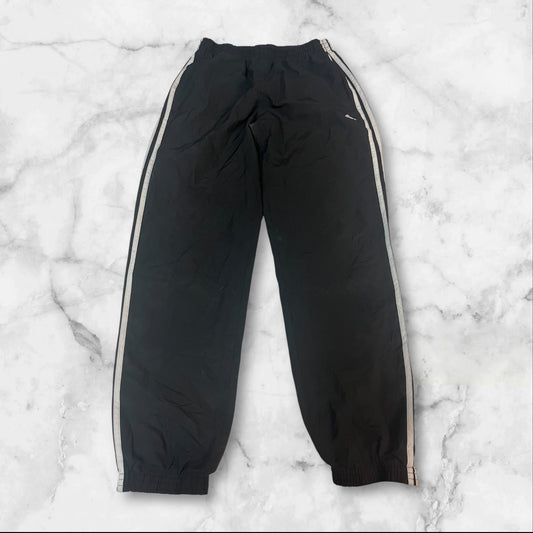 Entdecke unsere Vintage Track Pants von Nike und anderen Marken, erhältlich bei Valuxery.de - Dein Shop für trendige Vintage - Kleidung. Unsere Track Pants sind aus hochwertigen Materialien und