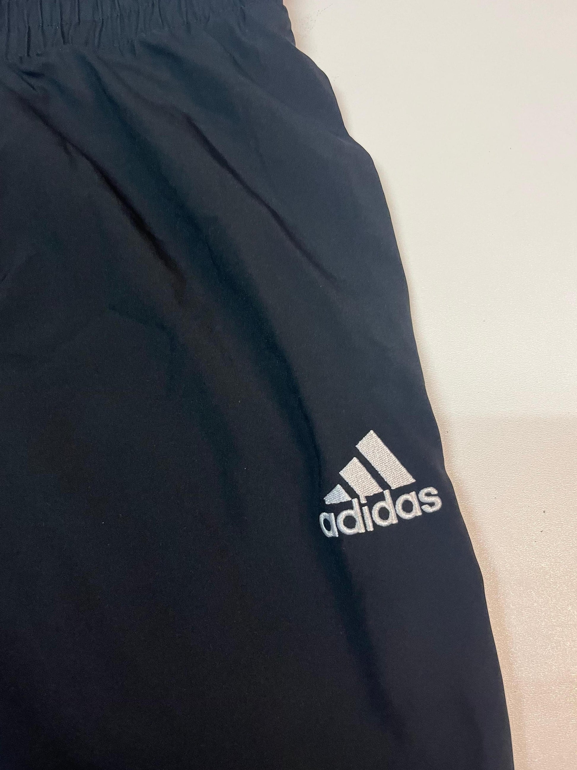 Entdecke unsere Vintage Track Pants von Nike und anderen Marken, erhältlich bei Valuxery.de - Dein Shop für trendige Vintage - Kleidung. Unsere Track Pants sind aus hochwertigen Materialien und