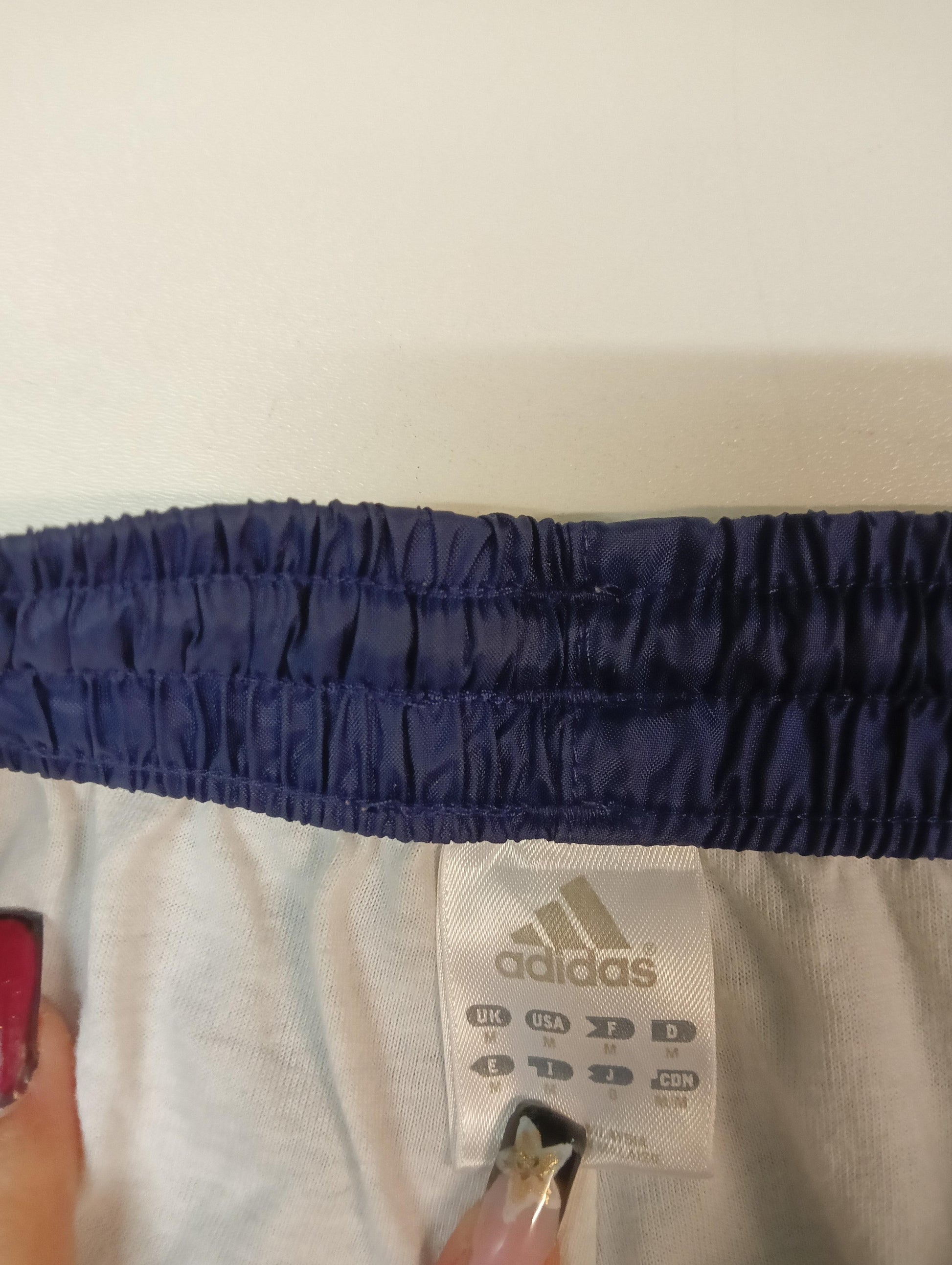 Entdecke unsere Vintage Track Pants von Nike und anderen Marken, erhältlich bei Valuxery.de - Dein Shop für trendige Vintage - Kleidung. Unsere Track Pants sind aus hochwertigen Materialien und