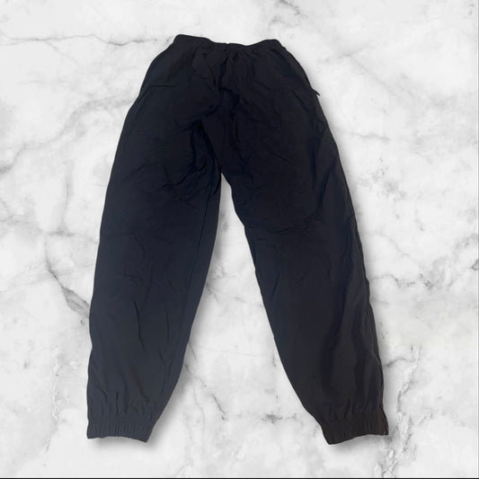 Entdecke unsere Vintage Track Pants von Nike und anderen Marken, erhältlich bei Valuxery.de - Dein Shop für trendige Vintage - Kleidung. Unsere Track Pants sind aus hochwertigen Materialien und