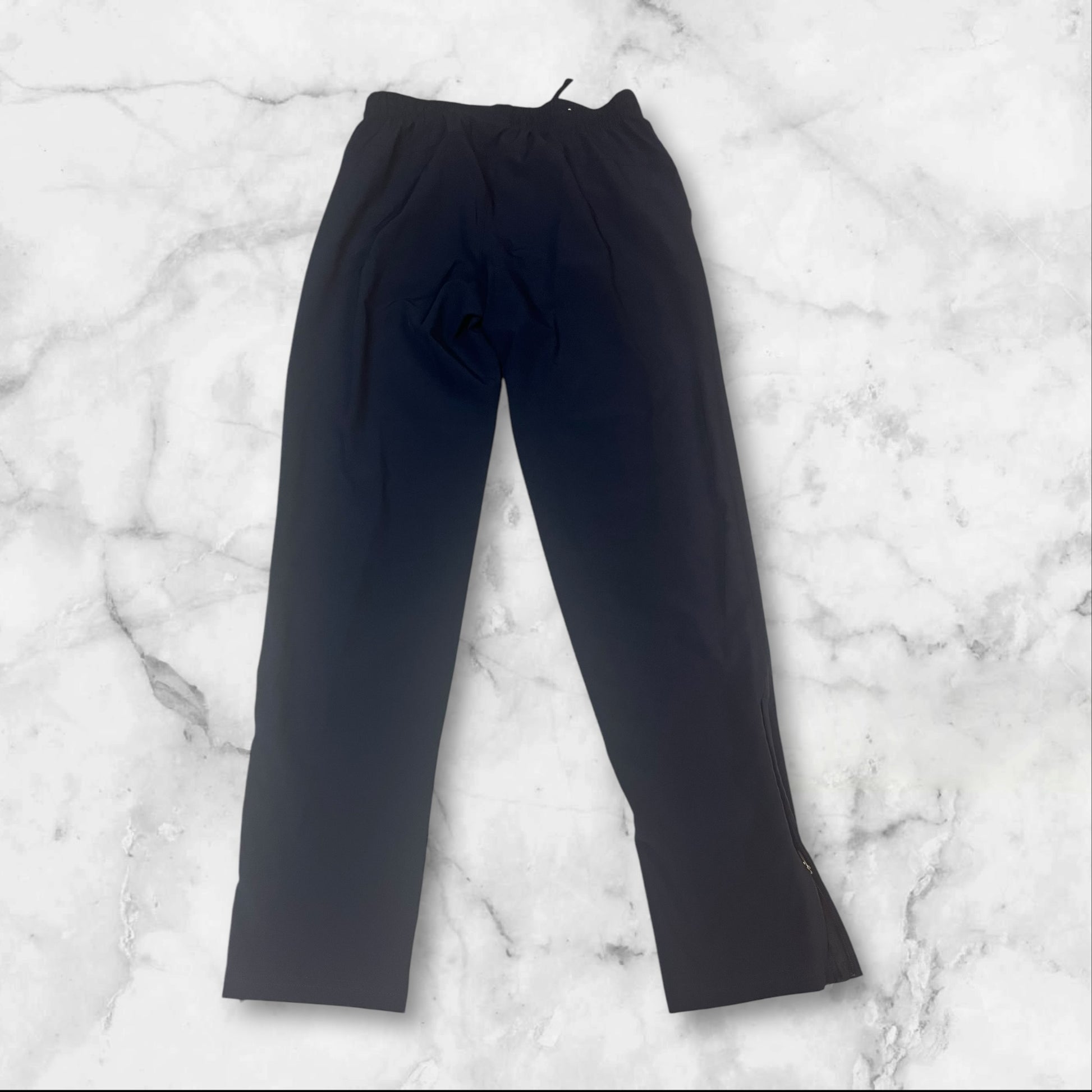 Entdecke unsere Vintage Track Pants von Nike und anderen Marken, erhältlich bei Valuxery.de - Dein Shop für trendige Vintage - Kleidung. Unsere Track Pants sind aus hochwertigen Materialien und