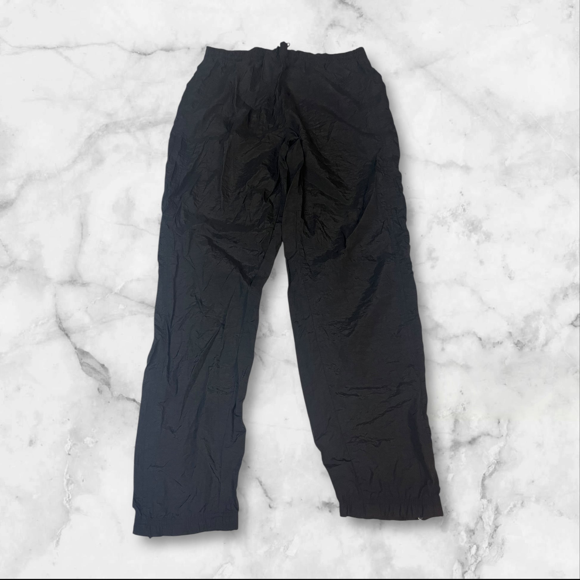 Entdecke unsere Vintage Track Pants von Nike und anderen Marken, erhältlich bei Valuxery.de - Dein Shop für trendige Vintage - Kleidung. Unsere Track Pants sind aus hochwertigen Materialien und