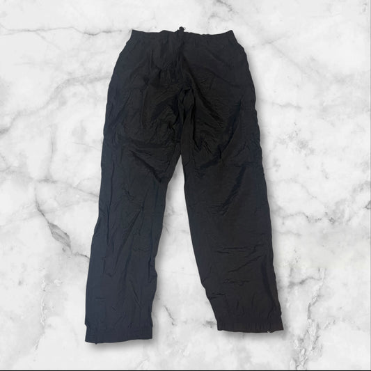 Entdecke unsere Vintage Track Pants von Nike und anderen Marken, erhältlich bei Valuxery.de - Dein Shop für trendige Vintage - Kleidung. Unsere Track Pants sind aus hochwertigen Materialien und