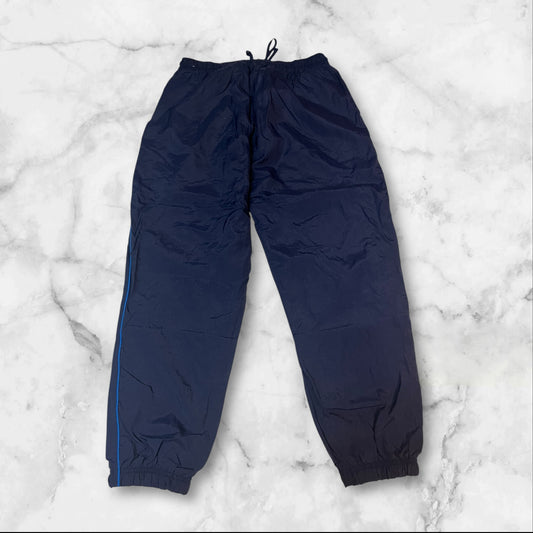 Entdecke unsere Vintage Track Pants von Nike und anderen Marken, erhältlich bei Valuxery.de - Dein Shop für trendige Vintage - Kleidung. Unsere Track Pants sind aus hochwertigen Materialien und