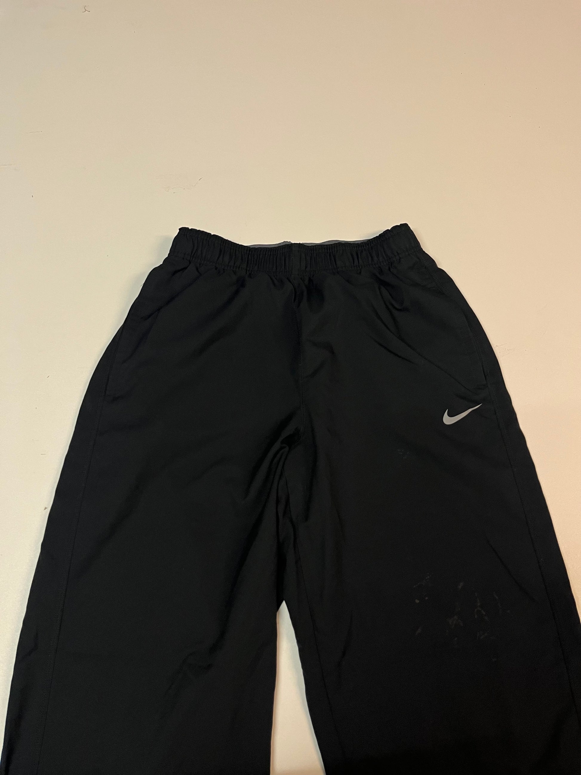 Entdecke unsere Vintage Track Pants von Nike und anderen Marken, erhältlich bei Valuxery.de - Dein Shop für trendige Vintage - Kleidung. Unsere Track Pants sind aus hochwertigen Materialien und
