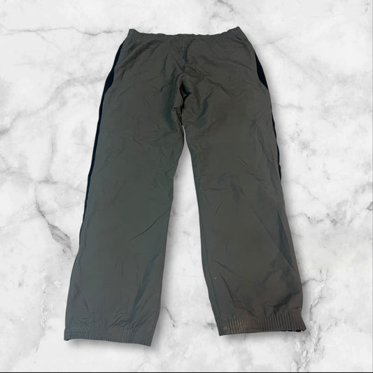 Entdecke unsere Vintage Track Pants von Nike und anderen Marken, erhältlich bei Valuxery.de - Dein Shop für trendige Vintage - Kleidung. Unsere Track Pants sind aus hochwertigen Materialien und