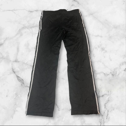 Entdecke unsere Vintage Track Pants von Nike und anderen Marken, erhältlich bei Valuxery.de - Dein Shop für trendige Vintage - Kleidung. Unsere Track Pants sind aus hochwertigen Materialien und