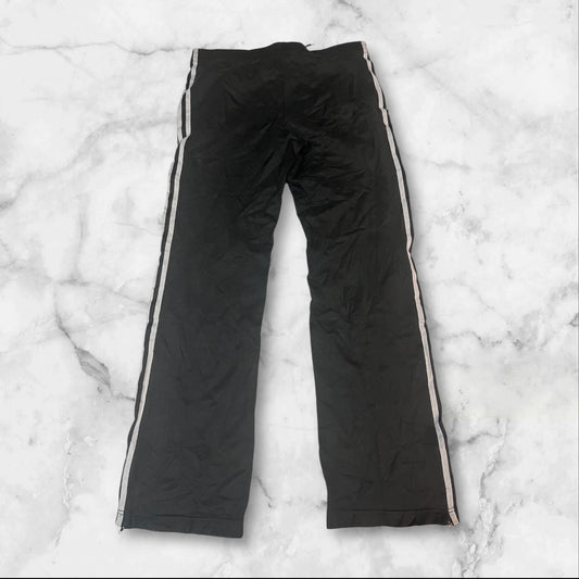 Entdecke unsere Vintage Track Pants von Nike und anderen Marken, erhältlich bei Valuxery.de - Dein Shop für trendige Vintage - Kleidung. Unsere Track Pants sind aus hochwertigen Materialien und
