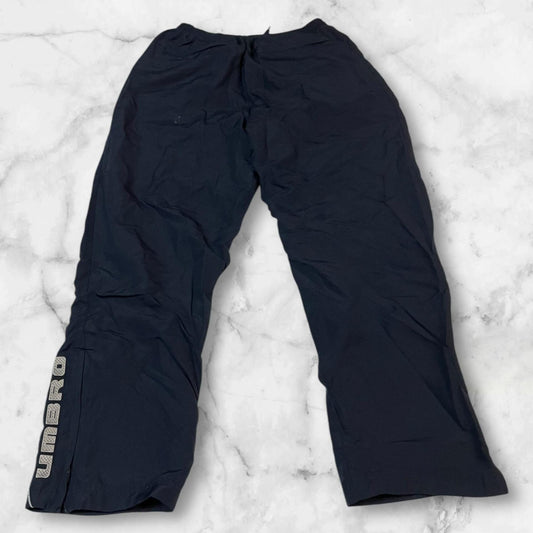 Entdecke unsere Vintage Track Pants von Nike und anderen Marken, erhältlich bei Valuxery.de - Dein Shop für trendige Vintage - Kleidung. Unsere Track Pants sind aus hochwertigen Materialien und