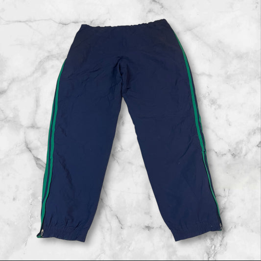 Entdecke unsere Vintage Track Pants von Nike und anderen Marken, erhältlich bei Valuxery.de - Dein Shop für trendige Vintage - Kleidung. Unsere Track Pants sind aus hochwertigen Materialien und