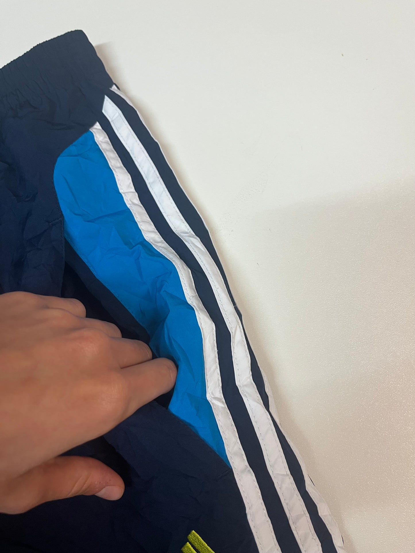 Entdecke unsere Vintage Track Pants von Nike und anderen Marken, erhältlich bei Valuxery.de - Dein Shop für trendige Vintage - Kleidung. Unsere Track Pants sind aus hochwertigen Materialien und