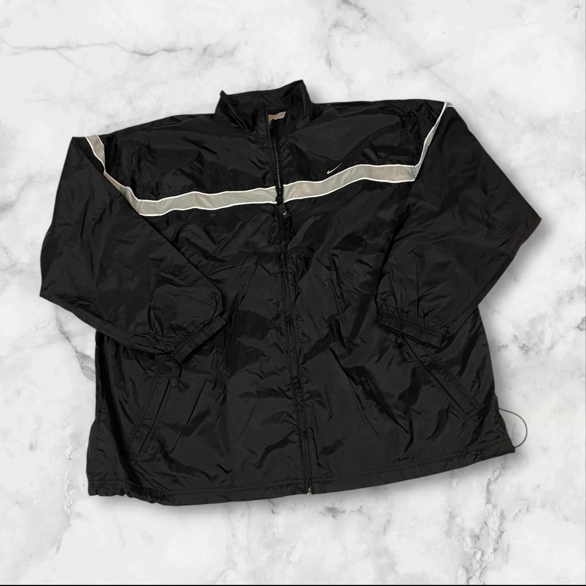 Entdecke unsere Vintage Track Pants von Nike und anderen Marken, erhältlich bei Valuxery.de - Dein Shop für trendige Vintage - Kleidung. Unsere Track Pants sind aus hochwertigen Materialien und