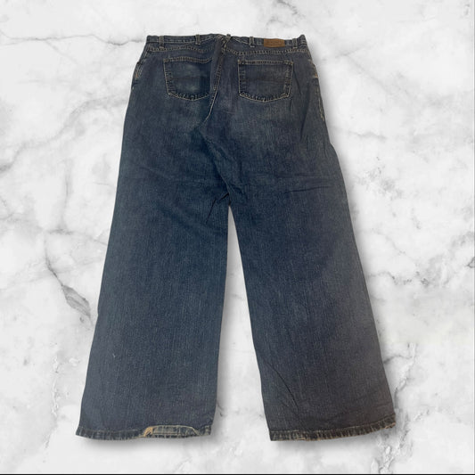 Entdecke unsere Vintage Track Pants von Nike und anderen Marken, erhältlich bei Valuxery.de - Dein Shop für trendige Vintage - Kleidung. Unsere Track Pants sind aus hochwertigen Materialien und
