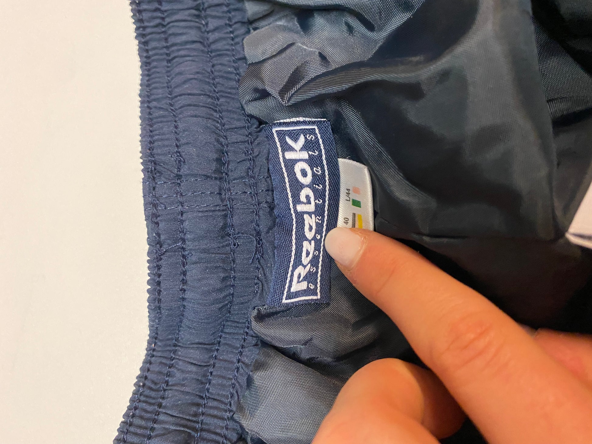 Entdecke unsere Vintage Track Pants von Nike und anderen Marken, erhältlich bei Valuxery.de - Dein Shop für trendige Vintage - Kleidung. Unsere Track Pants sind aus hochwertigen Materialien und