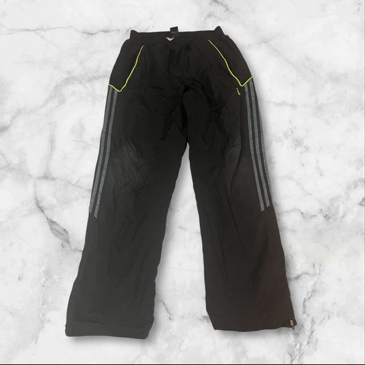 Entdecke unsere Vintage Track Pants von Nike und anderen Marken, erhältlich bei Valuxery.de - Dein Shop für trendige Vintage - Kleidung. Unsere Track Pants sind aus hochwertigen Materialien und