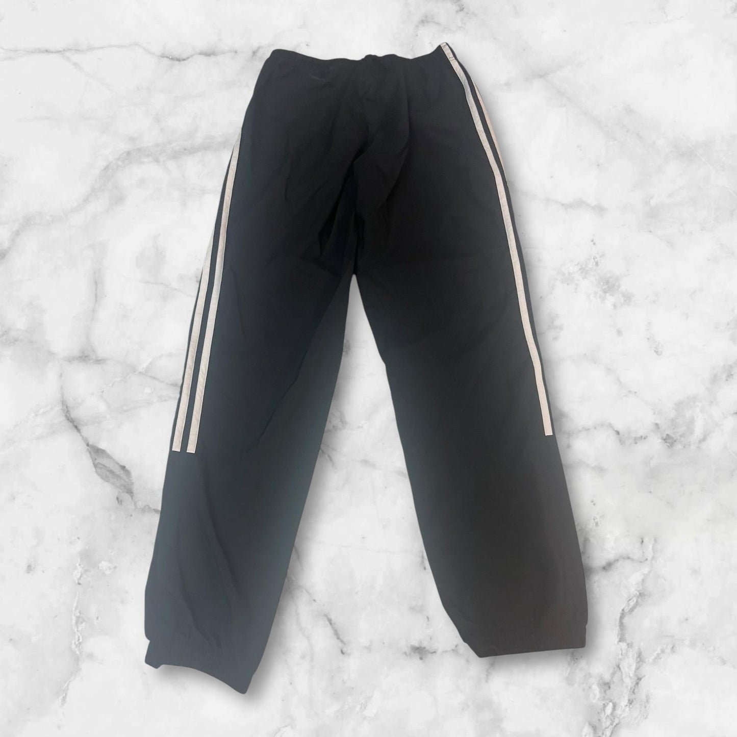 Entdecke unsere Vintage Track Pants von Nike und anderen Marken, erhältlich bei Valuxery.de - Dein Shop für trendige Vintage - Kleidung. Unsere Track Pants sind aus hochwertigen Materialien und