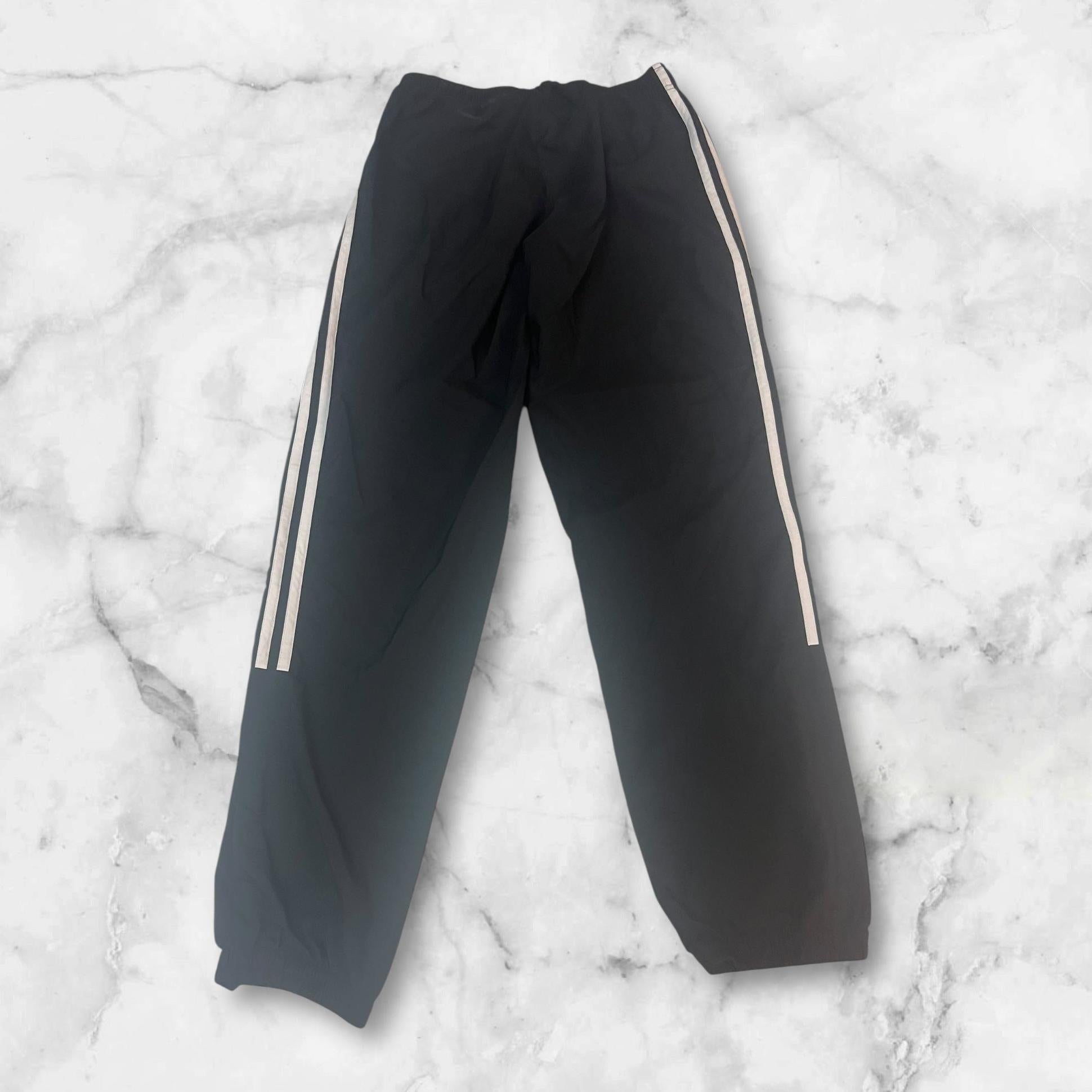 Entdecke unsere Vintage Track Pants von Nike und anderen Marken, erhältlich bei Valuxery.de - Dein Shop für trendige Vintage - Kleidung. Unsere Track Pants sind aus hochwertigen Materialien und