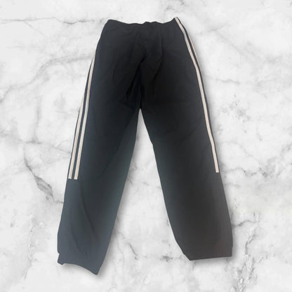Entdecke unsere Vintage Track Pants von Nike und anderen Marken, erhältlich bei Valuxery.de - Dein Shop für trendige Vintage - Kleidung. Unsere Track Pants sind aus hochwertigen Materialien und