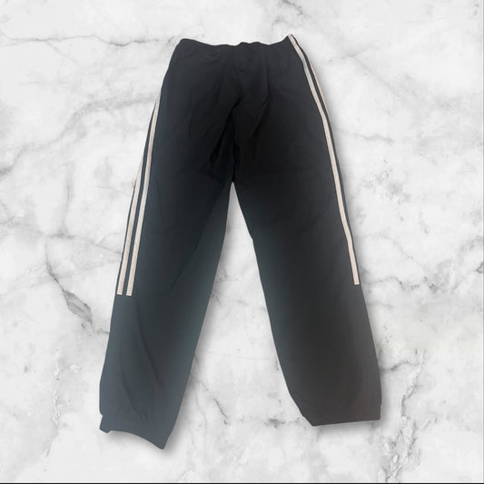 Entdecke unsere Vintage Track Pants von Nike und anderen Marken, erhältlich bei Valuxery.de - Dein Shop für trendige Vintage - Kleidung. Unsere Track Pants sind aus hochwertigen Materialien und
