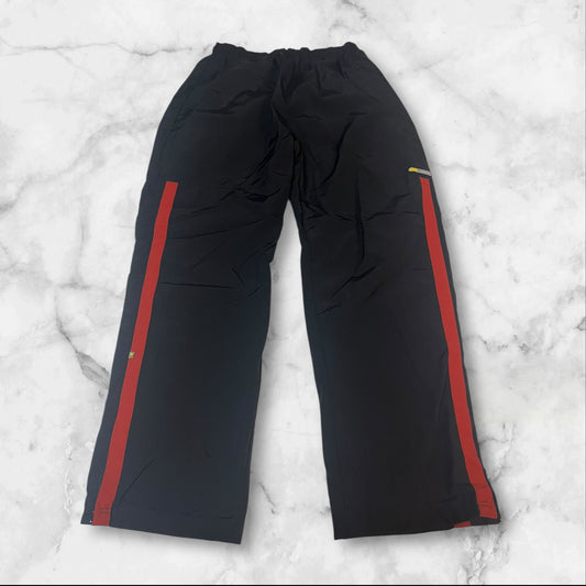 Entdecke unsere Vintage Track Pants von Nike und anderen Marken, erhältlich bei Valuxery.de - Dein Shop für trendige Vintage - Kleidung. Unsere Track Pants sind aus hochwertigen Materialien und