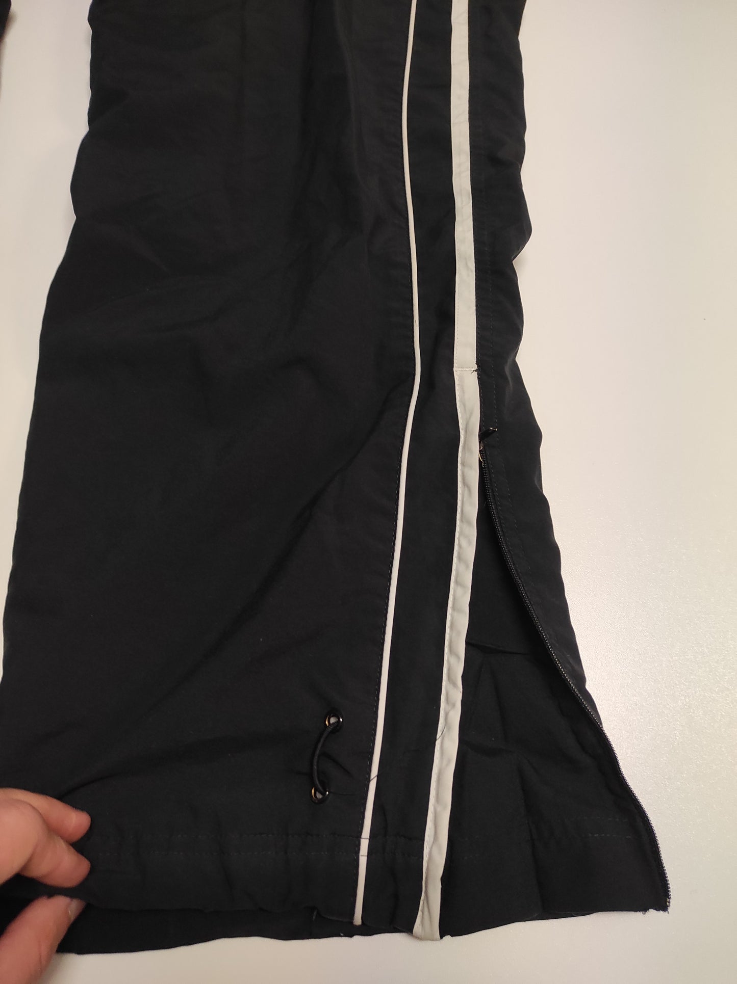 Entdecke unsere Vintage Track Pants von Nike und anderen Marken, erhältlich bei Valuxery.de - Dein Shop für trendige Vintage - Kleidung. Unsere Track Pants sind aus hochwertigen Materialien und