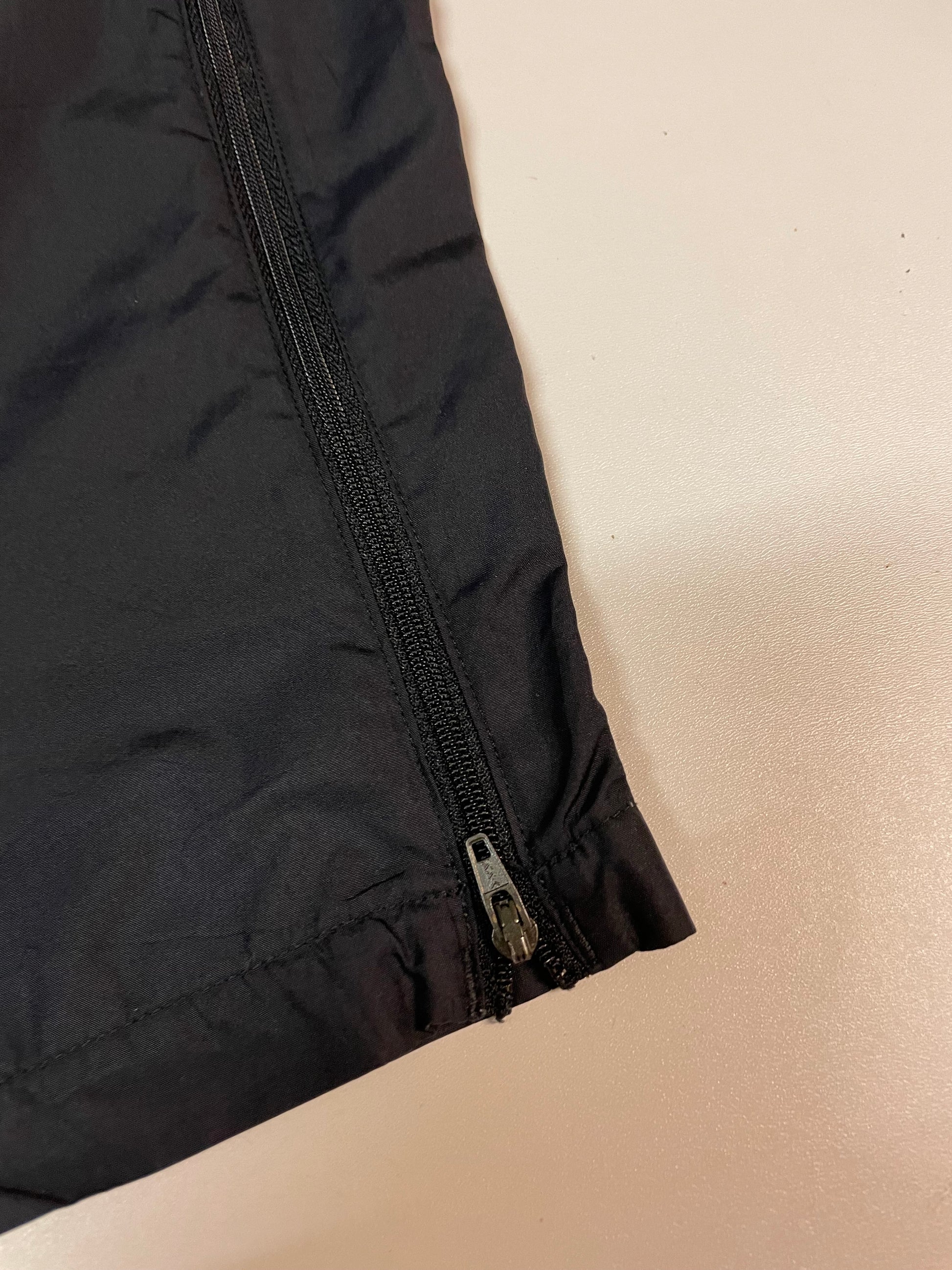 Entdecke unsere Vintage Track Pants von Nike und anderen Marken, erhältlich bei Valuxery.de - Dein Shop für trendige Vintage - Kleidung. Unsere Track Pants sind aus hochwertigen Materialien und