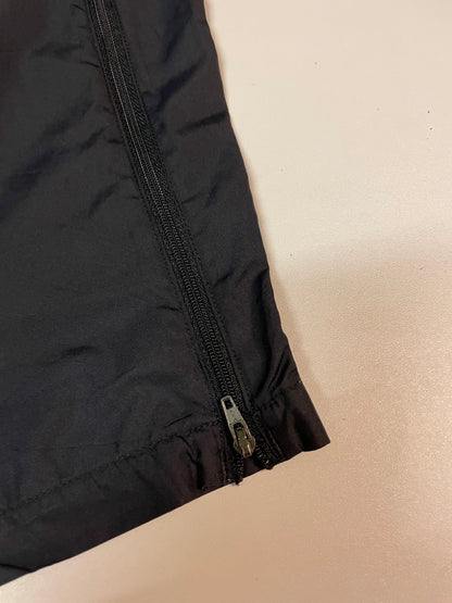 Entdecke unsere Vintage Track Pants von Nike und anderen Marken, erhältlich bei Valuxery.de - Dein Shop für trendige Vintage - Kleidung. Unsere Track Pants sind aus hochwertigen Materialien und
