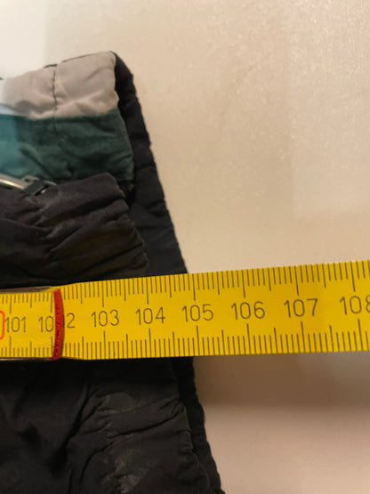 Entdecke unsere Vintage Track Pants von Nike und anderen Marken, erhältlich bei Valuxery.de - Dein Shop für trendige Vintage - Kleidung. Unsere Track Pants sind aus hochwertigen Materialien und