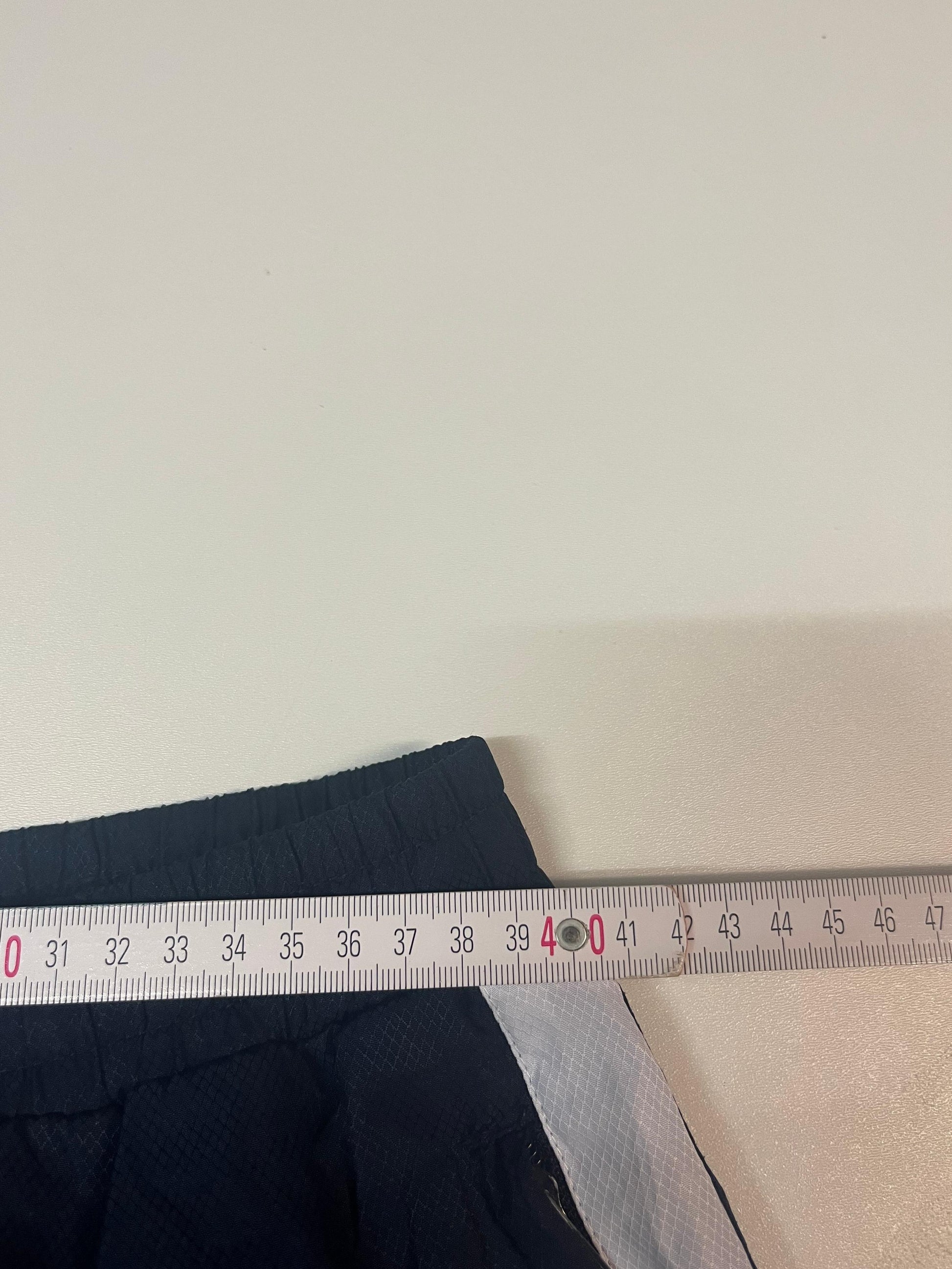 Entdecke unsere Vintage Track Pants von Nike und anderen Marken, erhältlich bei Valuxery.de - Dein Shop für trendige Vintage - Kleidung. Unsere Track Pants sind aus hochwertigen Materialien und