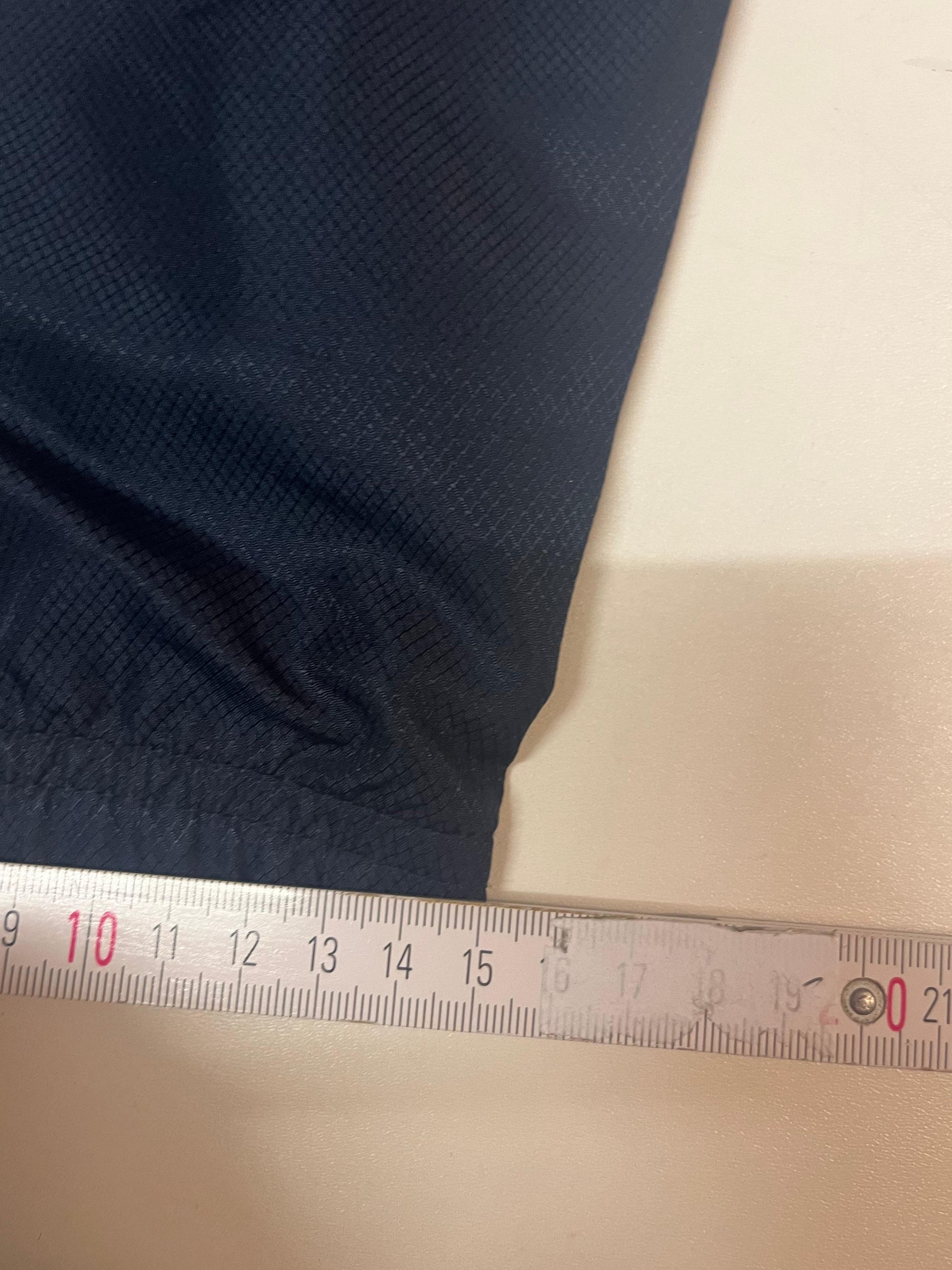Entdecke unsere Vintage Track Pants von Nike und anderen Marken, erhältlich bei Valuxery.de - Dein Shop für trendige Vintage - Kleidung. Unsere Track Pants sind aus hochwertigen Materialien und