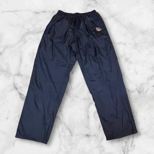 Entdecke unsere Vintage Track Pants von Nike und anderen Marken, erhältlich bei Valuxery.de - Dein Shop für trendige Vintage - Kleidung. Unsere Track Pants sind aus hochwertigen Materialien und