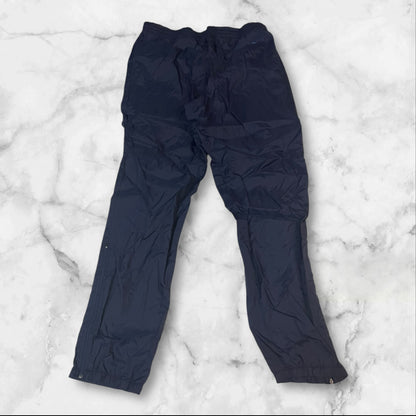 Entdecke unsere Vintage Track Pants von Nike und anderen Marken, erhältlich bei Valuxery.de - Dein Shop für trendige Vintage - Kleidung. Unsere Track Pants sind aus hochwertigen Materialien und
