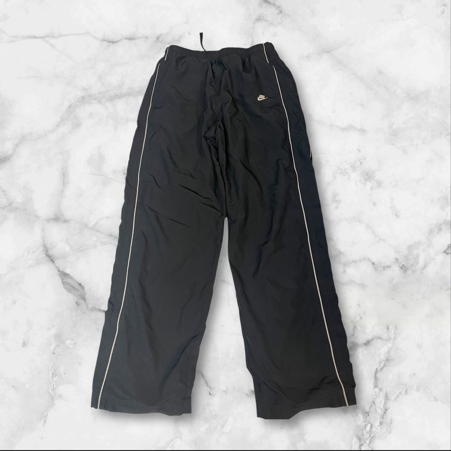 Entdecke unsere Vintage Track Pants von Nike und anderen Marken, erhältlich bei Valuxery.de - Dein Shop für trendige Vintage - Kleidung. Unsere Track Pants sind aus hochwertigen Materialien und