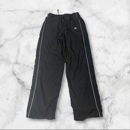 Entdecke unsere Vintage Track Pants von Nike und anderen Marken, erhältlich bei Valuxery.de - Dein Shop für trendige Vintage - Kleidung. Unsere Track Pants sind aus hochwertigen Materialien und