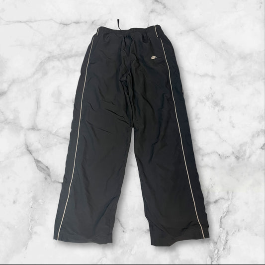 Entdecke unsere Vintage Track Pants von Nike und anderen Marken, erhältlich bei Valuxery.de - Dein Shop für trendige Vintage - Kleidung. Unsere Track Pants sind aus hochwertigen Materialien und