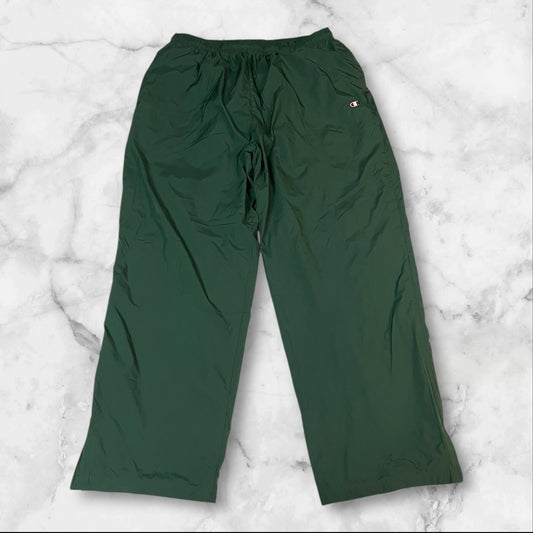 Entdecke unsere Vintage Track Pants von Nike und anderen Marken, erhältlich bei Valuxery.de - Dein Shop für trendige Vintage - Kleidung. Unsere Track Pants sind aus hochwertigen Materialien und