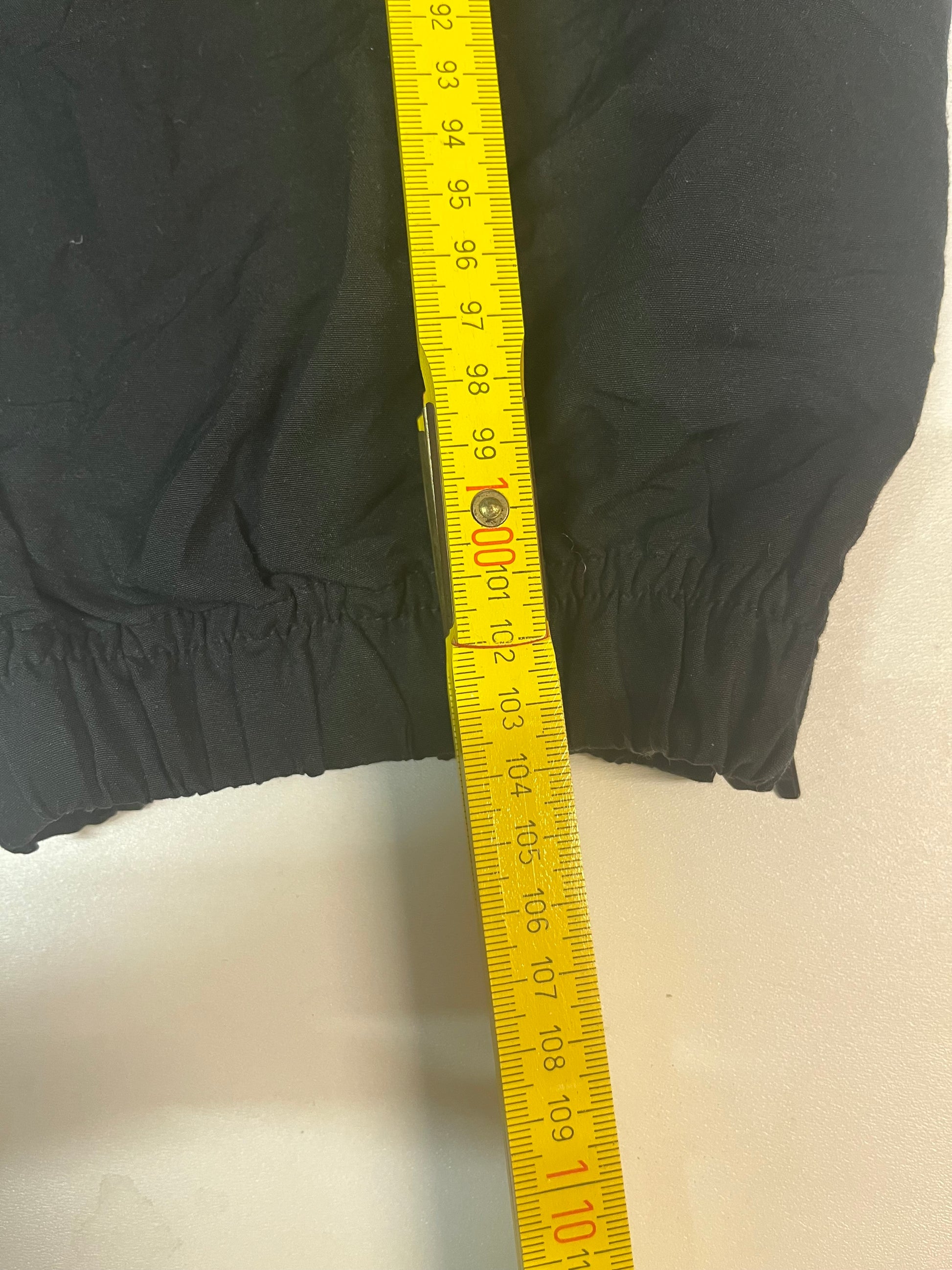 Entdecke unsere Vintage Track Pants von Nike und anderen Marken, erhältlich bei Valuxery.de - Dein Shop für trendige Vintage - Kleidung. Unsere Track Pants sind aus hochwertigen Materialien und