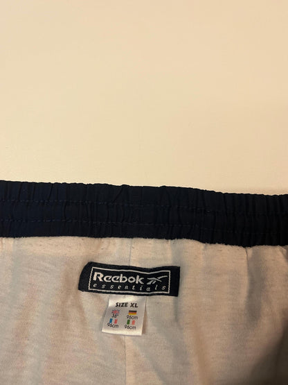 Entdecke unsere Vintage Track Pants von Nike und anderen Marken, erhältlich bei Valuxery.de - Dein Shop für trendige Vintage - Kleidung. Unsere Track Pants sind aus hochwertigen Materialien und