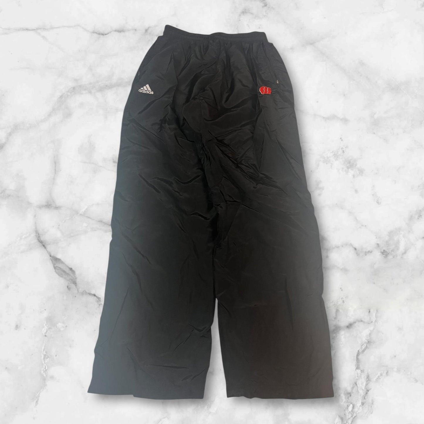 Entdecke unsere Vintage Track Pants von Nike und anderen Marken, erhältlich bei Valuxery.de - Dein Shop für trendige Vintage - Kleidung. Unsere Track Pants sind aus hochwertigen Materialien und