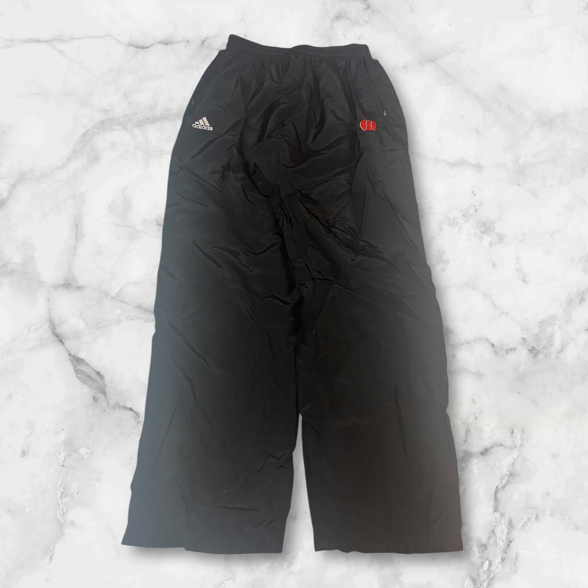 Entdecke unsere Vintage Track Pants von Nike und anderen Marken, erhältlich bei Valuxery.de - Dein Shop für trendige Vintage - Kleidung. Unsere Track Pants sind aus hochwertigen Materialien und