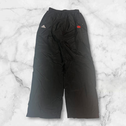 Entdecke unsere Vintage Track Pants von Nike und anderen Marken, erhältlich bei Valuxery.de - Dein Shop für trendige Vintage - Kleidung. Unsere Track Pants sind aus hochwertigen Materialien und