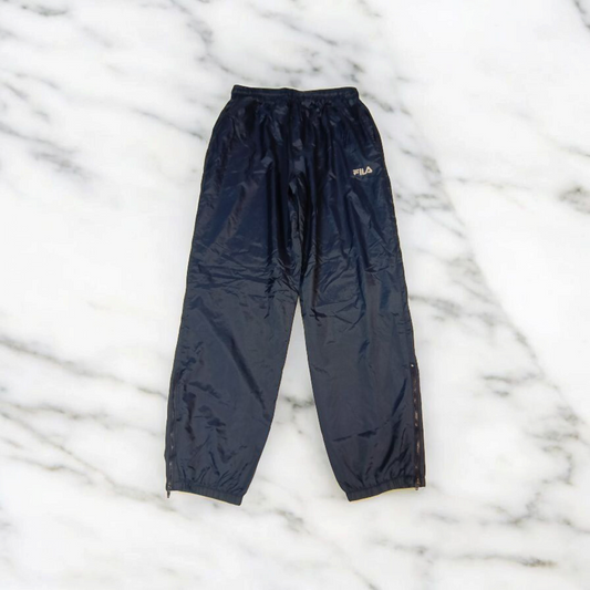 Entdecke unsere Vintage Track Pants von Nike und anderen Marken, erhältlich bei Valuxery.de - Dein Shop für trendige Vintage - Kleidung. Unsere Track Pants sind aus hochwertigen Materialien und