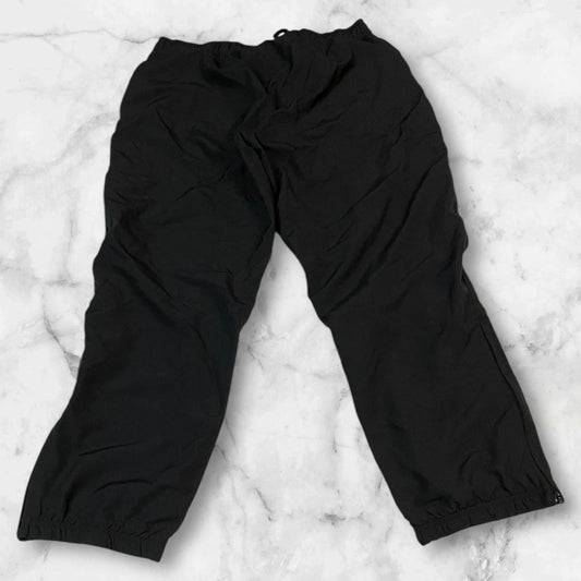 Entdecke unsere Vintage Track Pants von Nike und anderen Marken, erhältlich bei Valuxery.de - Dein Shop für trendige Vintage - Kleidung. Unsere Track Pants sind aus hochwertigen Materialien und