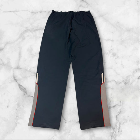 Entdecke unsere Vintage Track Pants von Nike und anderen Marken, erhältlich bei Valuxery.de - Dein Shop für trendige Vintage - Kleidung. Unsere Track Pants sind aus hochwertigen Materialien und