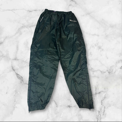 Entdecke unsere Vintage Track Pants von Nike und anderen Marken, erhältlich bei Valuxery.de - Dein Shop für trendige Vintage - Kleidung. Unsere Track Pants sind aus hochwertigen Materialien und
