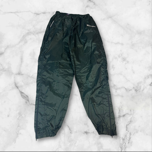 Entdecke unsere Vintage Track Pants von Nike und anderen Marken, erhältlich bei Valuxery.de - Dein Shop für trendige Vintage - Kleidung. Unsere Track Pants sind aus hochwertigen Materialien und