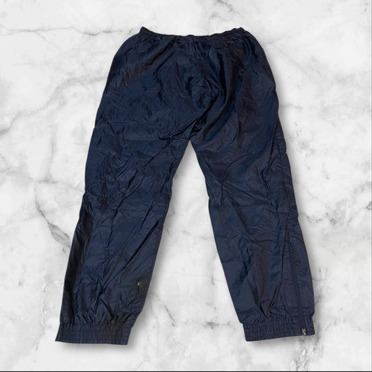 Entdecke unsere Vintage Track Pants von Nike und anderen Marken, erhältlich bei Valuxery.de - Dein Shop für trendige Vintage - Kleidung. Unsere Track Pants sind aus hochwertigen Materialien und
